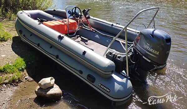 Лодка Абакан 480 с мотором Yamaha 70 на берегу реки, вид с кормы