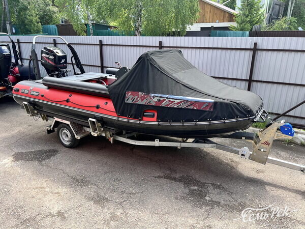 Лодка GT 520 на прицепе под ходовым тентом