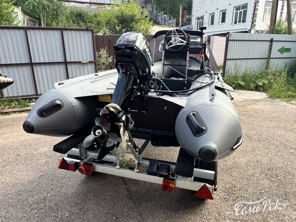 Корма лодки Солар 380, мотор Marlin и прицеп